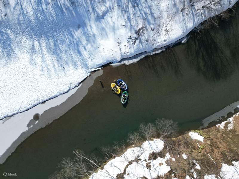 [Hokkaido, Sapporo, Jozankei] River rafting while viewing the snowy ...